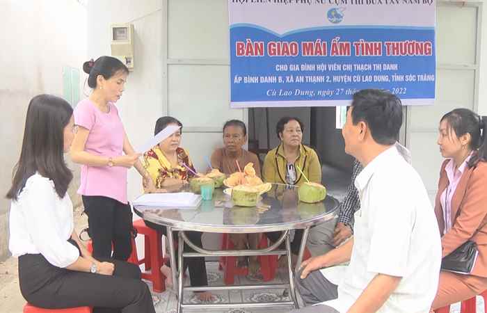 Bàn giao nhà “Mái ấm tình thương” cho hội viên phụ nữ nghèo xã An Thạnh 2
