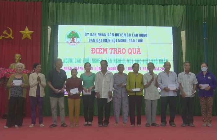Cù Lao Dung: Họp mặt, trao quà cho Người cao tuổi 