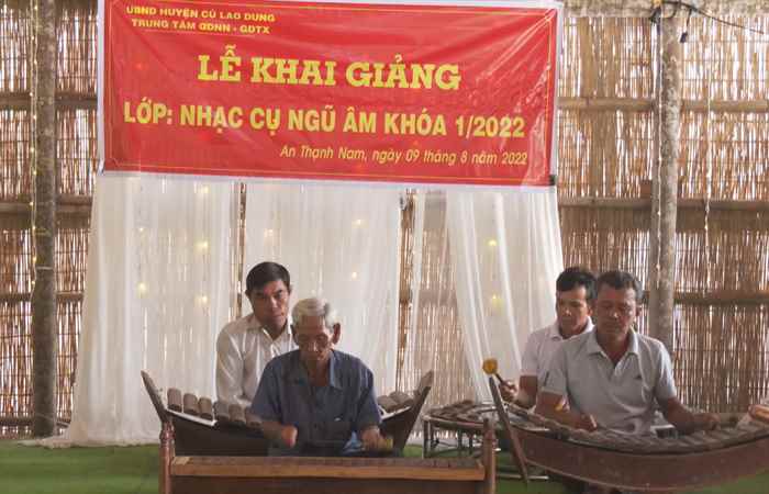 Cù Lao Dung khai giảng lớp dạy nhạc cụ ngũ âm
 
