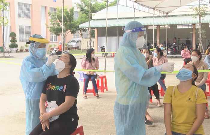 Cù Lao Dung tiêm bổ sung vaccine phòng COVID-19 (mũi 3) 