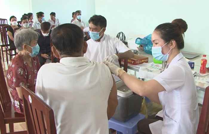 Cù Lao Dung tiêm vaccine phòng COVID-19, tuyên truyền phòng bệnh Tay - Chân - Miệng