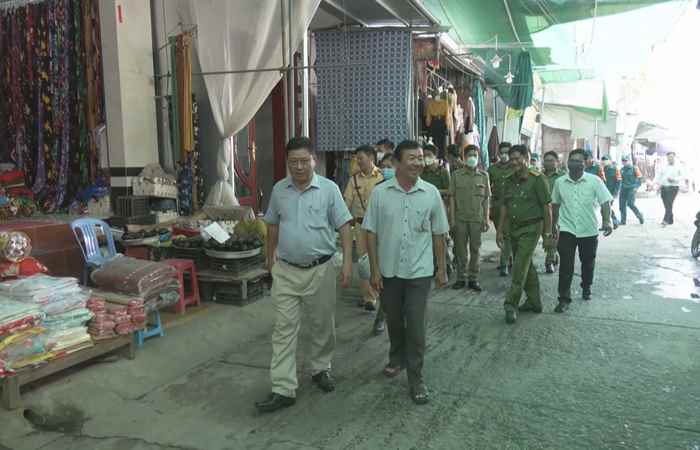 Cù Lao Dung: Ra quân dọn dẹp chợ, vỉa hè trên địa bàn thị trấn 