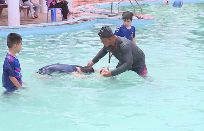 Dạy bơi cho học sinh góp phần phòng, chống đuối nước
