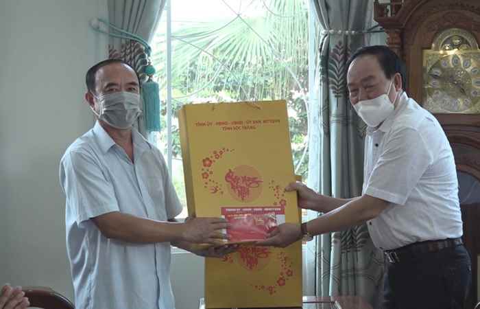 Đoàn chúc Tết của tỉnh thăm, tặng quà cán bộ hưu trí trên địa bàn TP. Sóc Trăng 