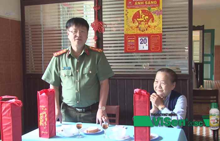 Đoàn công tác của Công an tỉnh Sóc Trăng chúc mừng lễ Giáng sinh đồng bào Công  giáo