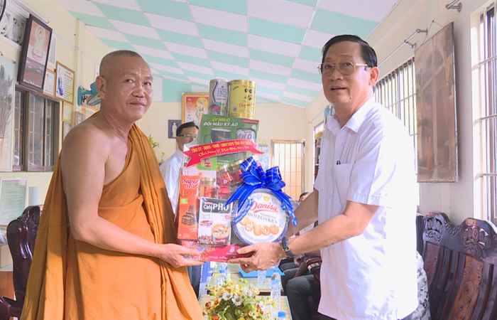 Đoàn công tác của Tỉnh ủy Sóc Trăng chúc mừng Lễ Phật Đản 2019 tại huyện Mỹ Xuyên và thị xã Ngã Năm