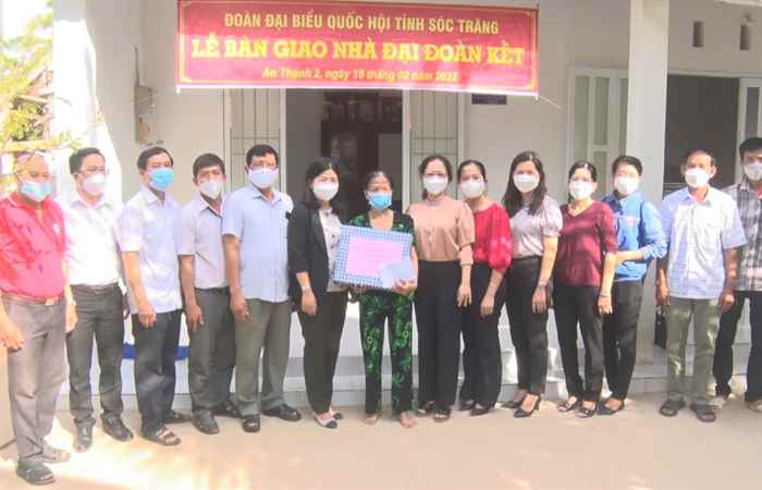 Đoàn Đại biểu Quốc Hội tỉnh Sóc Trăng bàn giao nhà Đại đoàn kết cho 1 hộ nghèo xã An Thạnh 2