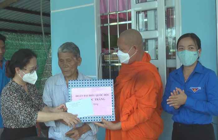 Đoàn Đại biểu Quốc hội tỉnh Sóc Trăng trao nhà Đại đoàn kết tại Vĩnh Châu 