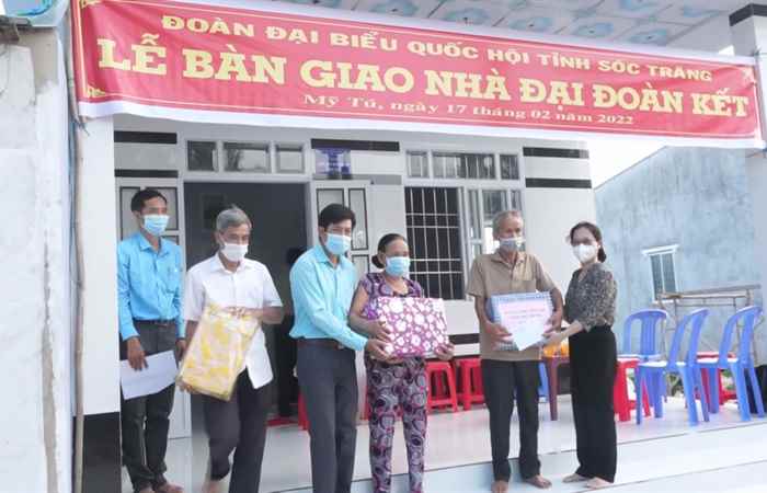 Đoàn Đại biểu Quốc hội tỉnh Sóc Trăng trao 3 căn nhà Đại đoàn kết cho hộ nghèo huyện Mỹ Tú