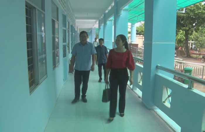 Cù Lao Dung: Kiểm tra công tác chuẫn bị cho lễ khai giảng năm học mới
