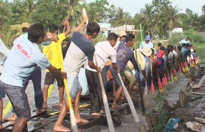 Đội ghe ngo nam chùa Ô Chum hắng say tập luyện