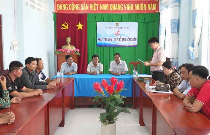 Mỹ Tú: Giải ngân tiền hỗ trợ nông dân Mỹ Phước và Mỹ Hương trồng lúa và chăn nuôi