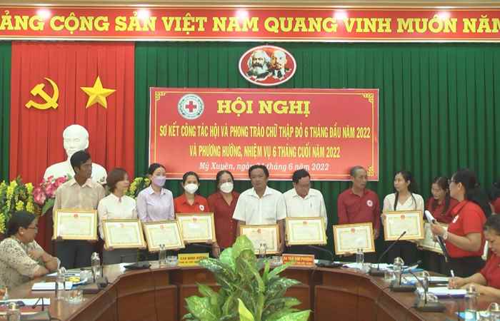 Hội Chữ thập đỏ huyện Mỹ Xuyên hỗ trợ cho 3.436 hộ nghèo, cận nghèo
