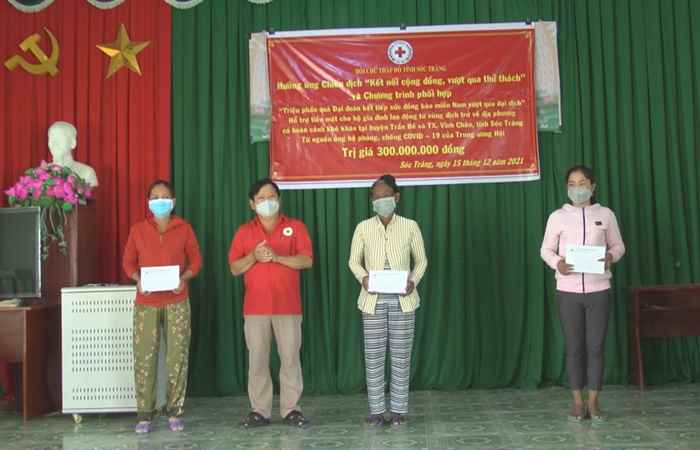 Hội Chữ Thập đỏ trao quà cho lao động về từ vùng dịch