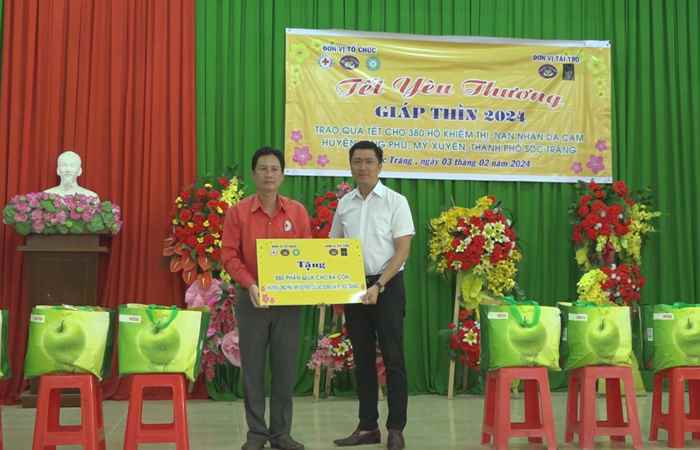 Long Phú: Hội Chữ thập đỏ tỉnh Sóc Trăng tặng quà Tết cho nạn nhân da cam  