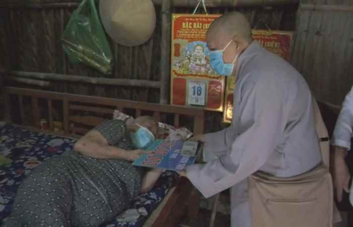 Hội Chữ Thập đỏ huyện Kế Sách hỗ trợ tiền cho bệnh nhân nghèo