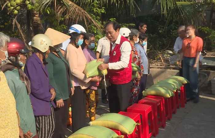 Hội Chữ Thập đỏ tặng quà cho hộ nghèo các xã Thới An Hội, An Mỹ, Nhơn Mỹ và thị trấn Kế Sách