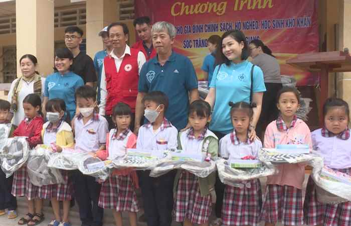 Hội Chữ Thập đỏ huyện Kế Sách tặng quà cho hộ nghèo xã Ba Trinh
