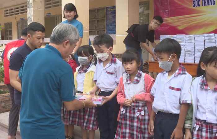 Hội Chữ Thập đỏ huyện Kế Sách tặng quà cho hộ nghèo xã Ba Trinh 