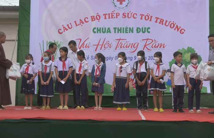 Kế Sách: Hội Chữ thập đỏ tặng quà Trung thu cho trẻ em