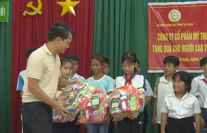 Mỹ Xuyên: Hội đồng hương Sóc Trăng tặng quà cho người cao tuổi và học sinh  