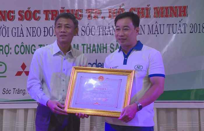 Hội đồng hương Sóc Trăng tại TP. Hồ Chí Minh trao quà Tết cho người già neo đơn