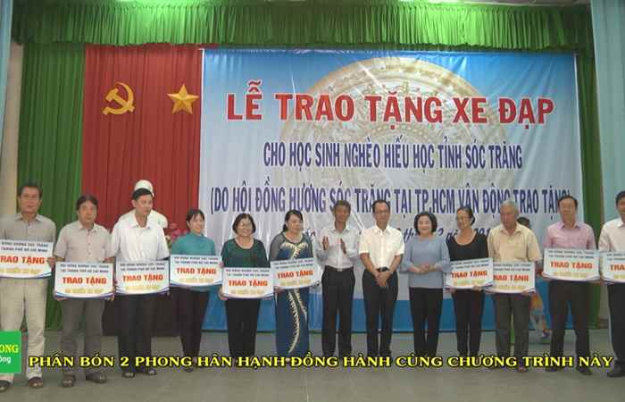 Hội đồng hương Sóc Trăng tại TP Hồ Chí Minh trao xe đạp cho học sinh nghèo