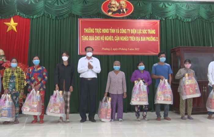 HĐND tỉnh Sóc Trăng thăm, tặng quà cho hộ khó khăn ở phường 2, thị xã Ngã Năm