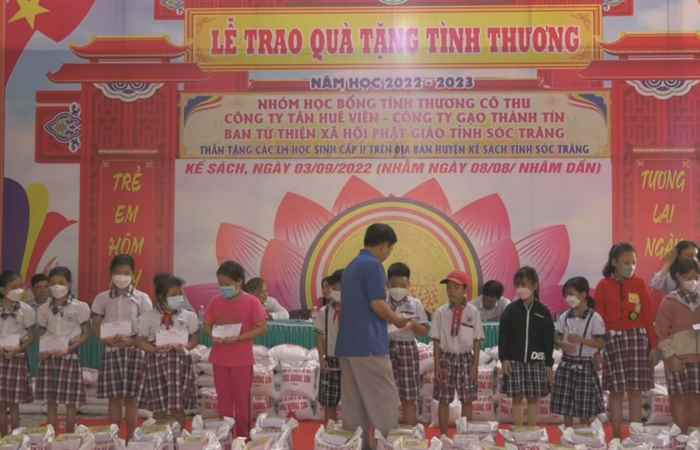 Kế Sách: Hội khuyến học tặng quà cho học sinh nghèo