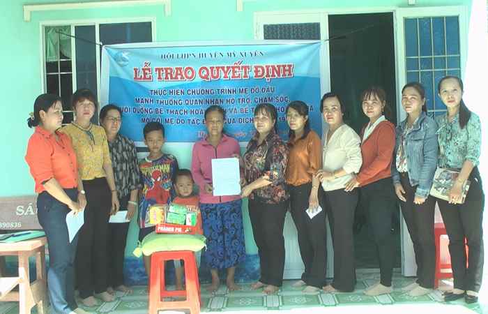 Hội LHPN huyện Mỹ Xuyên nhận nuôi dưỡng trẻ mồ côi do COVID-19