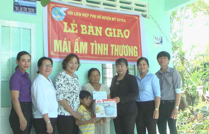 Hội Liên hiệp Phụ nữ huyện Mỹ Xuyên bàn giao nhà Mái ấm tình thương