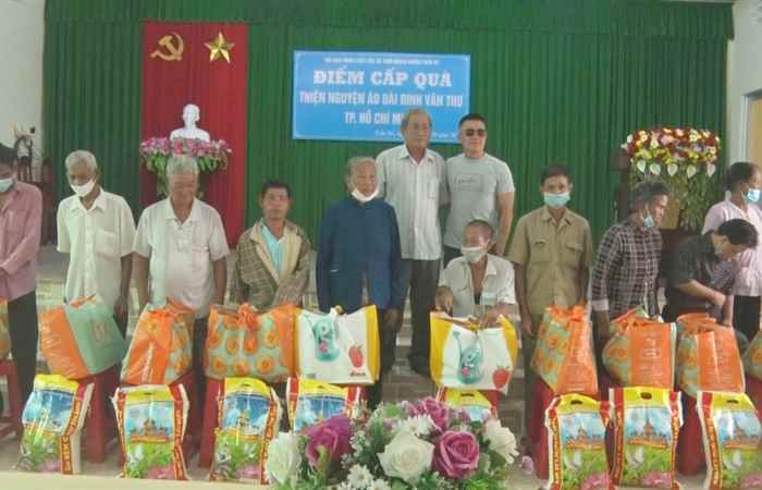 Trần Đề: Tặng quà cho người già neo đơn, người tàn tật, người nhiễm chất độc da cam