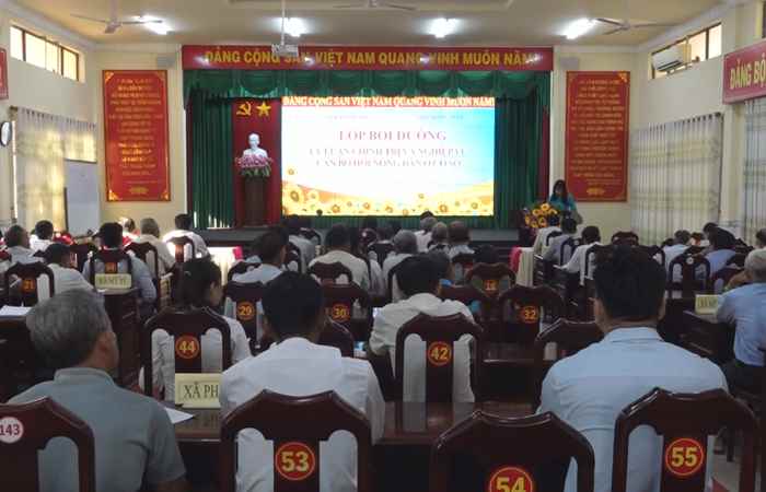 Mỹ Tú: Hội Nông dân bồi dưỡng lý luận chính trị và nghiệp vụ cán bộ hội ở cơ sở