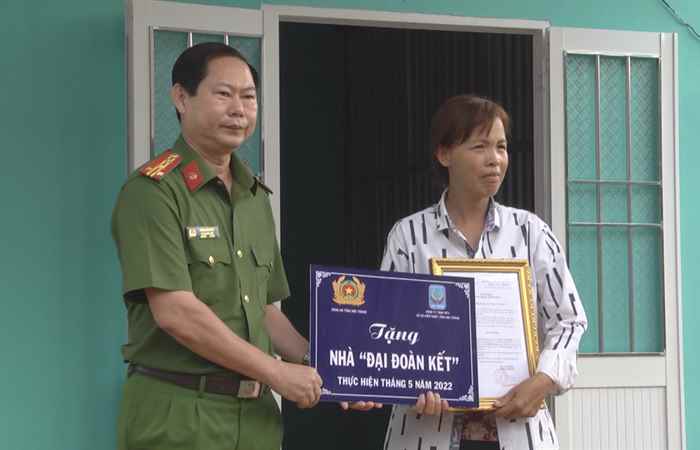 Hội Phụ nữ Công an tỉnh Sóc Trăng bàn giao nhà “Đại Đoàn kết” tại xã Phú Mỹ