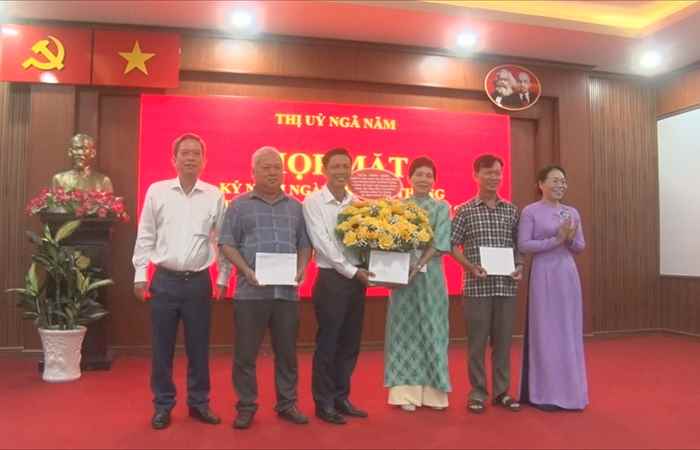 Họp mặt kỷ niệm ngày truyền thống ngày Tổ chức xây dựng Đảng, công tác Dân vận, Kiểm tra và Văn phòng cấp ủy
