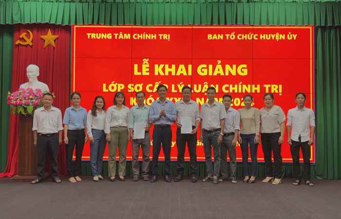 Mỹ Tú: Khai giảng lớp Sơ cấp lý luận chính trị