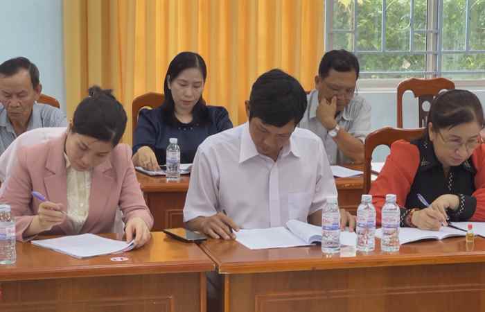 Huyện ủy Mỹ Tú làm việc tại Đảng bộ xã Mỹ Hương và Mỹ Thuận  