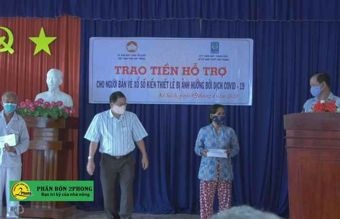 Kế Sách hỗ trợ tiền cho người bán vé số dạo bị ảnh hưởng covid-19