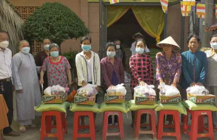 Kế Sách: Hội chữ thập đỏ tặng quà cho hộ nghèo, học sinh nghèo