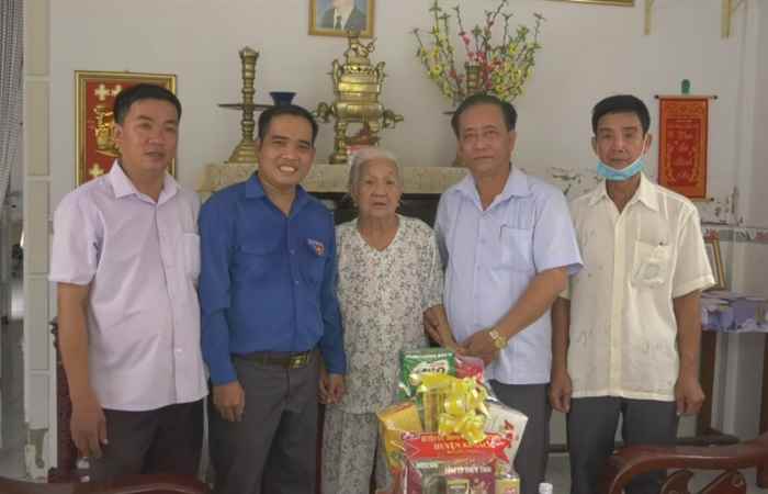 Kế Sách: Lãnh đạo huyện thăm, tặng quà gia đình chính sách