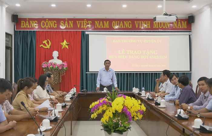 Kế Sách: Trao Huy hiệu Đảng đợt 3-2