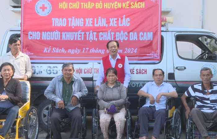 Kế Sách:  Trao xe lăn cho người khuyến tật