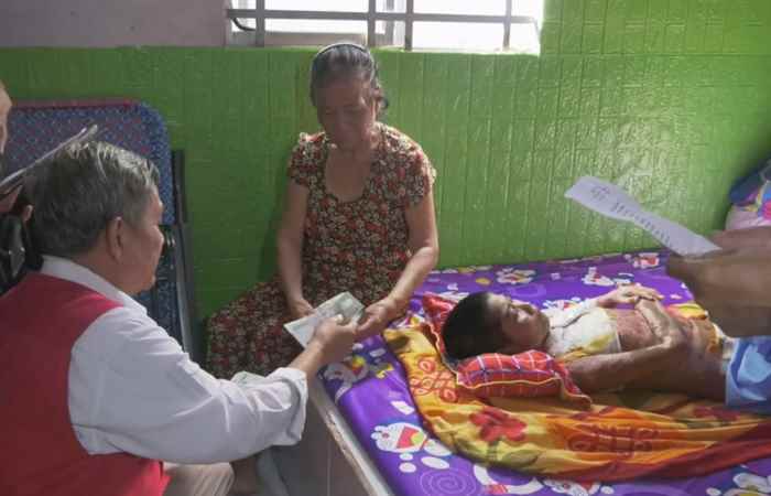 Hội Chữ thập đỏ hỗ trợ tiền cho bệnh nhân nghèo