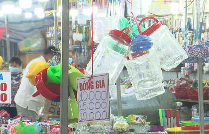 Phiên chợ đưa hàng Việt về nông thôn tại TX. Ngã Năm