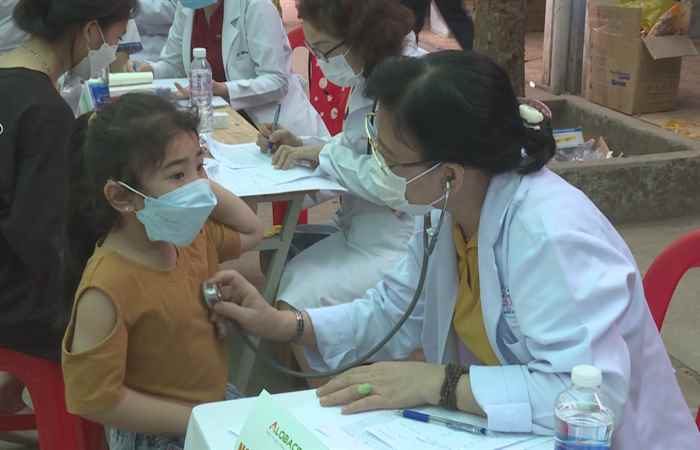 Khám bệnh cấp thuốc miễn phí cho 700 học sinh trường THCS Thới An Hội và THCS Trinh Phú