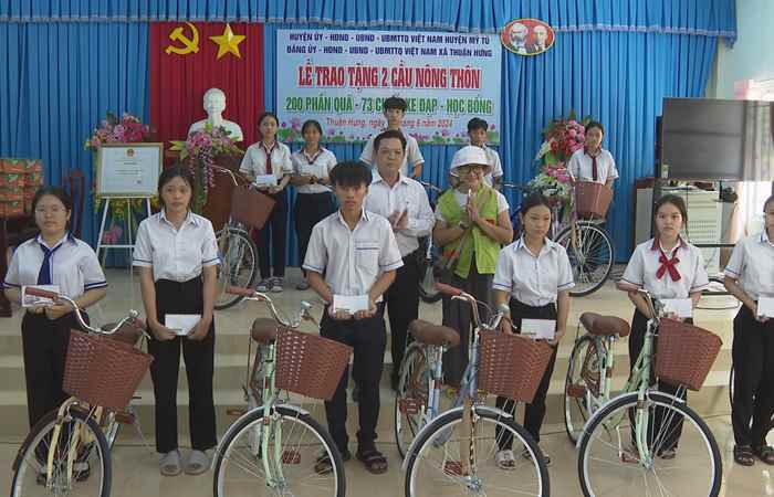 Mỹ Tú: Đưa vào sử dụng cầu giao thông nông thôn và trao quà tại xã Thuận Hưng