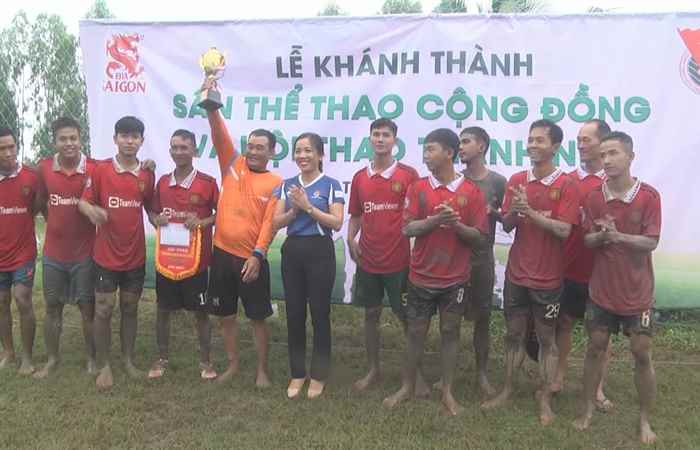 Mũ Tú: Khánh thành công trình "Sân thể thao cộng đồng"