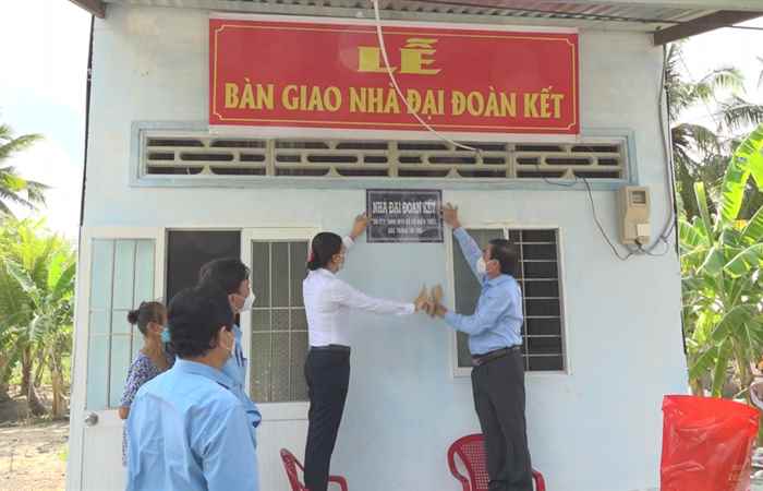 Bàn giao nhà Đại đoàn kết cho bà Bùi Thị Chu ở Mỹ Xuyên