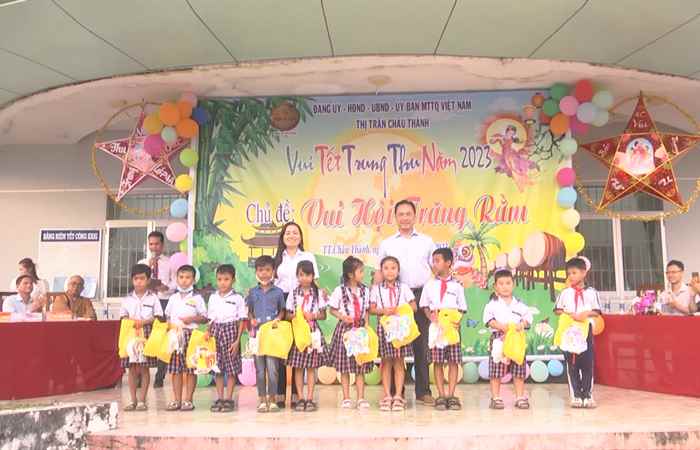 Lãnh đạo huyện Châu Thành tặng quà Trung thu cho Thiếu nhi