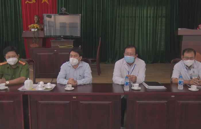 Lãnh đạo huyện Cù lao Dung đến thăm, trao quà cho Trung tâm Y tế huyện